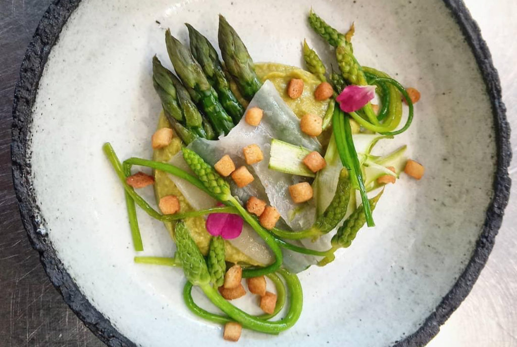 Assiette creuse dans un restaurant