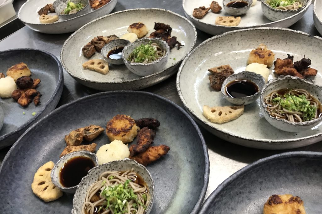 Assiettes creuses dans un restaurant